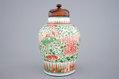 A Chinese wucai vase with foo dogs, Transitional period, 1620-1683