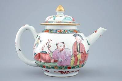 Une th&eacute;i&egrave;re et son couvercle en porcelaine blanc de Chine &agrave; d&eacute;cor peint &agrave; Londres, Kangxi