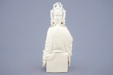 Een Chinese Dehua blanc de Chine Guanyin in de stijl van He Chaozong, 19/20e eeuw