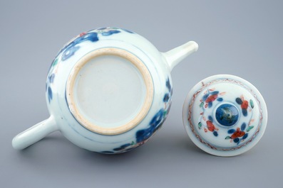 Une th&eacute;i&egrave;re et son couvercle en porcelaine de Chine famille rose, Qianlong