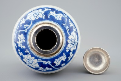 Een Chinese blauw-witte theebus met zilveren deksel, Kangxi