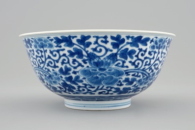 Een Chinese blauw-witte kom met pioenrozen, Qianlong merk en periode