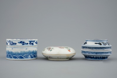 A lot of 3 Chinese blue, white and famille rose boxes with covers, 19th C.