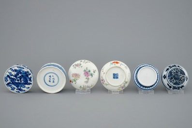 A lot of 3 Chinese blue, white and famille rose boxes with covers, 19th C.