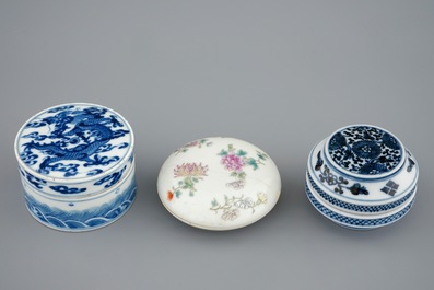 A lot of 3 Chinese blue, white and famille rose boxes with covers, 19th C.