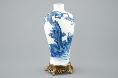 Een Chinese blauw-witte meiping vaas op bronzen voet, 19e eeuw