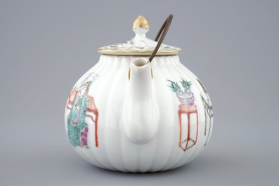 A Chinese famille rose teapot and cover, 19th C.