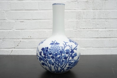 Un vase de forme bouteille en porcelaine de Chine bleu et blanc, 20&egrave;me