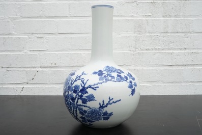 Een blauw-witte Chinese bolvaas met floraal decor, 20e eeuw