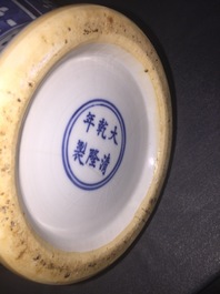 Een groot paar blauw-witte Chinese vazen, 19e eeuw