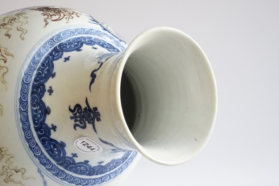 Een Chinese balustervaas met draken in blauw, wit en onderglazuur rood, Kangxi