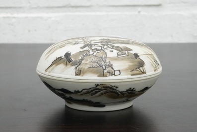 A round Chinese biscuit seal wax box and cover, Kangxi