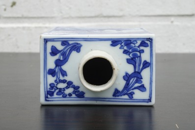 Een blauw-witte Chinese theebus met fijne landschappen, Kangxi