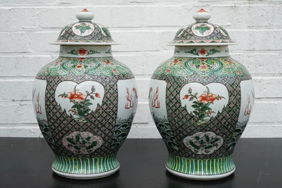 Une paire de vases chinois en porcelaine de Chine famille verte, 19/20&egrave;me
