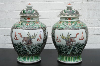 Une paire de vases chinois en porcelaine de Chine famille verte, 19/20&egrave;me