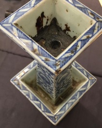 Un lot de 4 vases en porcelaine de Chine bleu et blanc, 18/19&egrave;me