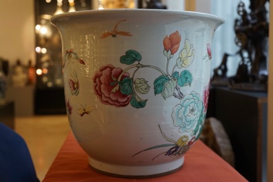 A large Chinese famille rose flower pot, 19th C.