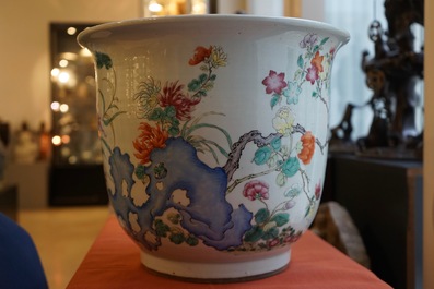 A large Chinese famille rose flower pot, 19th C.