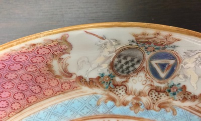 Une assiette armoiri&eacute;e en porcelaine de Chine famille rose pour l'export, Yongzheng, ca. 1735