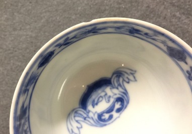 Een Chinese blauw-witte kop en schotel met parasoldames naar Pronk, Qianlong, ca. 1740