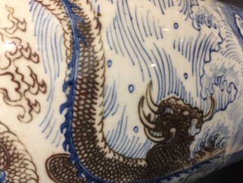 Een Chinese balustervaas met draken in blauw, wit en onderglazuur rood, Kangxi