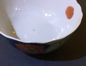 Un ensemble de 8 grandes tasses et 6 soucoupes &agrave; d&eacute;cor &quot;feuille de tabac&quot; en porcelaine de Chine famille rose, Qianlong, 18&egrave;me