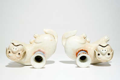 Une paire de bougeoirs en forme de chien en porcelaine de Chine famille rose, 18/19&egrave;me