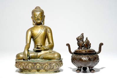 A Chinese gilt bronze Buddha and a small bronze censer with cover, 19th C.