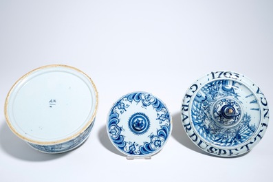 Une bo&icirc;te &agrave; tabac en fa&iuml;ence de Delft bleu et blanc avec son couvercle int&eacute;rieur, dat&eacute; 1763