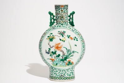 Une bouteille flasque en porcelaine de Chine famille verte, 19&egrave;me