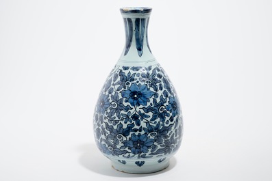 Een flesvormige blauw-witte Delftse vaas met lotusslingers in Ming-stijl, eind 17e eeuw
