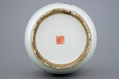 Een Chinese vaas met qianjiang cai en famille rose decor, 19/20e eeuw