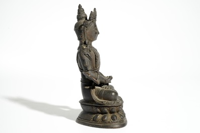 Een Chinese bronzen figuur van Groene Tara, (Syamatara), Ming