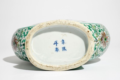 Une bouteille flasque en porcelaine de Chine famille verte, 19&egrave;me