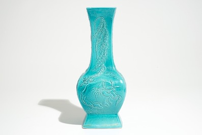 Un vase en porcelaine de Chine monochrome turquoise &agrave; d&eacute;cor appliqu&eacute; d'animaux, 19/20&egrave;me