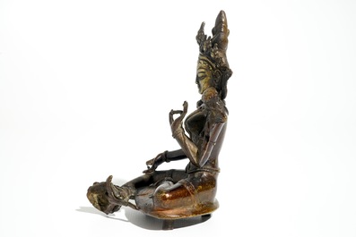 Une statuette de Tara verte (Syamatara) en bronze dor&eacute; sino-tib&eacute;taine, 17/18&egrave;me