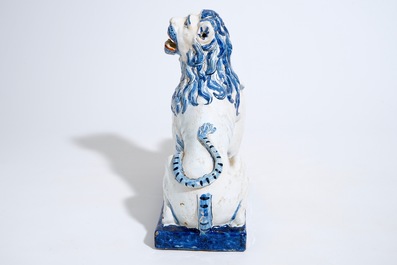 Un grand mod&egrave;le d'un lion au blason en fa&iuml;ence de Delft, 19&egrave;me