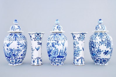 Une garniture de cinq pi&egrave;ces de style Delft en fa&iuml;ence de Samson, Paris, 19&egrave;me