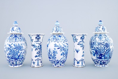 Une garniture de cinq pi&egrave;ces de style Delft en fa&iuml;ence de Samson, Paris, 19&egrave;me