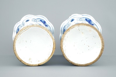 Une garniture de cinq pi&egrave;ces en fa&iuml;ence de Delft &agrave; d&eacute;cor de perroquets, 18&egrave;me