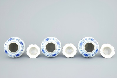 Une garniture de cinq pi&egrave;ces en fa&iuml;ence de Delft &agrave; d&eacute;cor de perroquets, 18&egrave;me