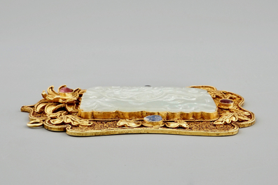 A Chinese gilt filigree silver hat ornament with jade inset, 19/20th C.