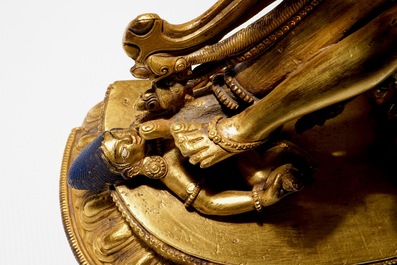 Een Sino-Tibetaanse vergulde bronzen figuur van Chakrasamvara, 17/18e eeuw