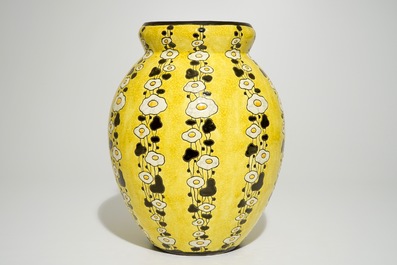 Un grand vase de type craquel&eacute; &agrave; fond jaune, Charles Catteau pour Boch Fr&egrave;res Keramis, ca. 1925-1930