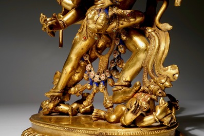 Een Sino-Tibetaanse vergulde bronzen figuur van Chakrasamvara, 17/18e eeuw