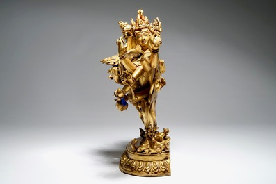 Een Sino-Tibetaanse vergulde bronzen figuur van Chakrasamvara, 17/18e eeuw