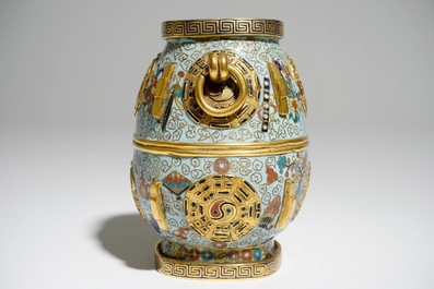 Een Chinese verguld bronzen en cloisonn&eacute; hu vaas, Jiaqing merk en mogelijk periode, 19e eeuw