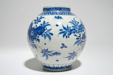 Un vase en porcelaine de Japon bleu et blanc de forme globulaire, Edo, 17&egrave;me