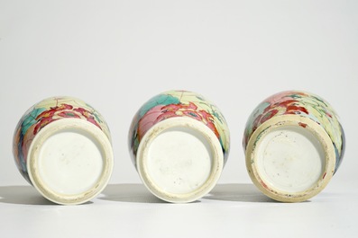 Un ensemble de trois vases et couvercles en porcelaine de Chine famille rose &agrave; d&eacute;cor &quot;Feuille de Tabac&quot;, Qianlong