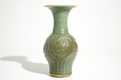 Een Chinese Longquan celadon vaas met pioenen, late Song of Ming